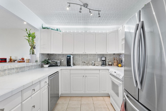 Building Photo - 1800 N Andrews Ave