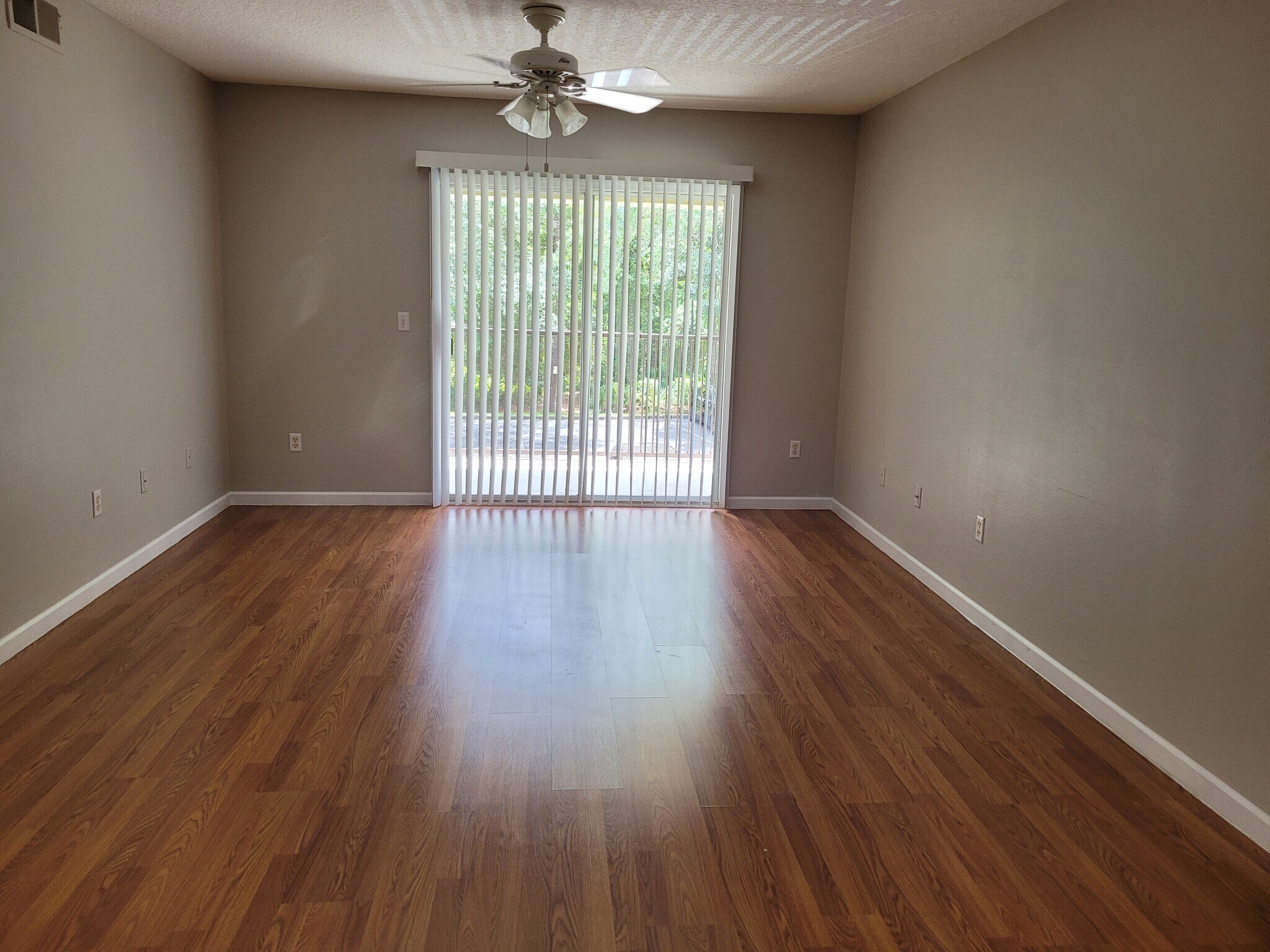 Building Photo - 814 Crest Pines Dr