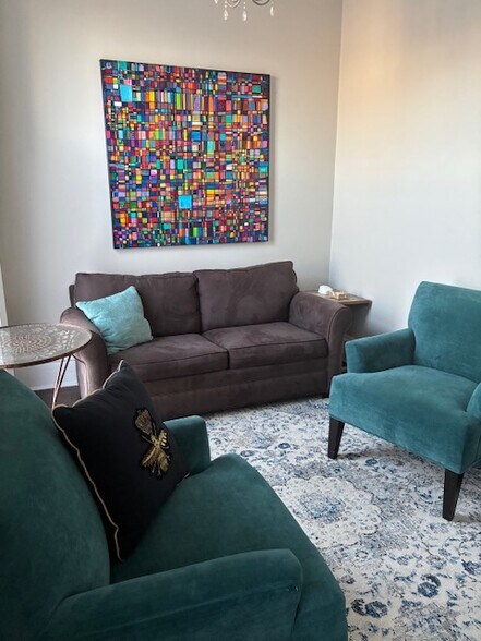 Building Photo - 605 SE Riverside Dr