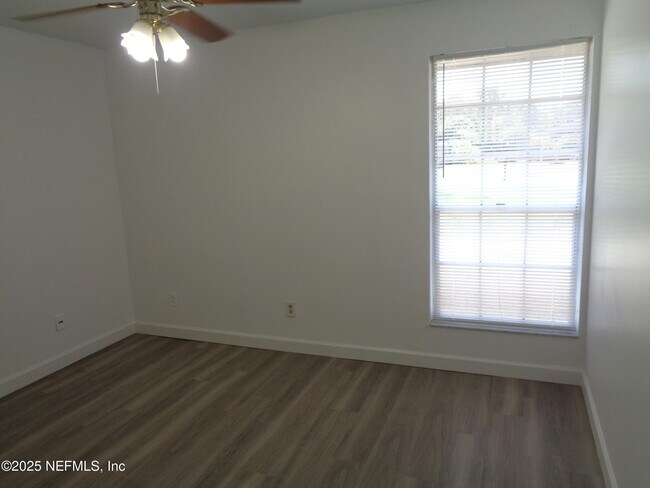 Building Photo - 812 Maplewood Ln