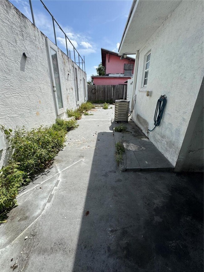 Building Photo - 3175 NW 27th St