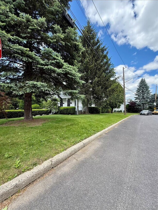 Building Photo - 265 Mayflower Ave