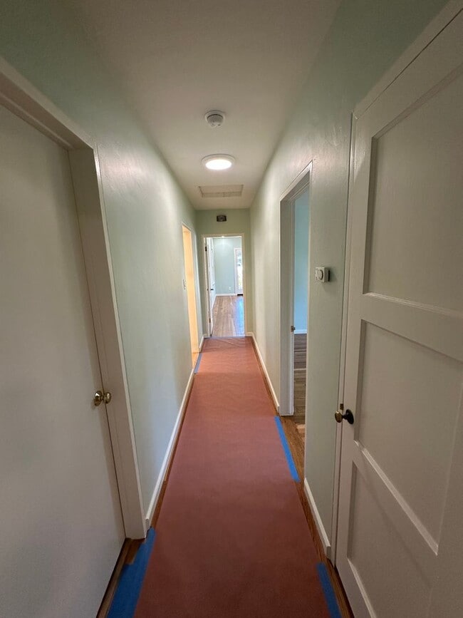 Building Photo - Cute NE 2 Bedroom, 1 Bath Home close to Hancock College