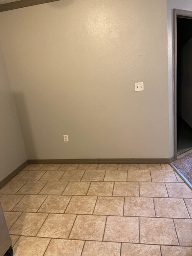 Building Photo - 1702-1704 N. Lewis Ave