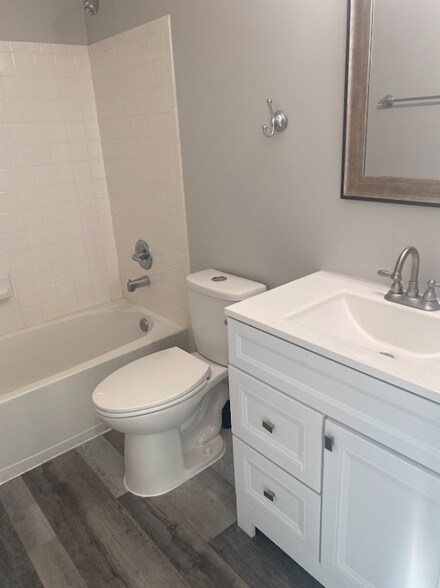 Building Photo - 6765 Sutton Oaks Way