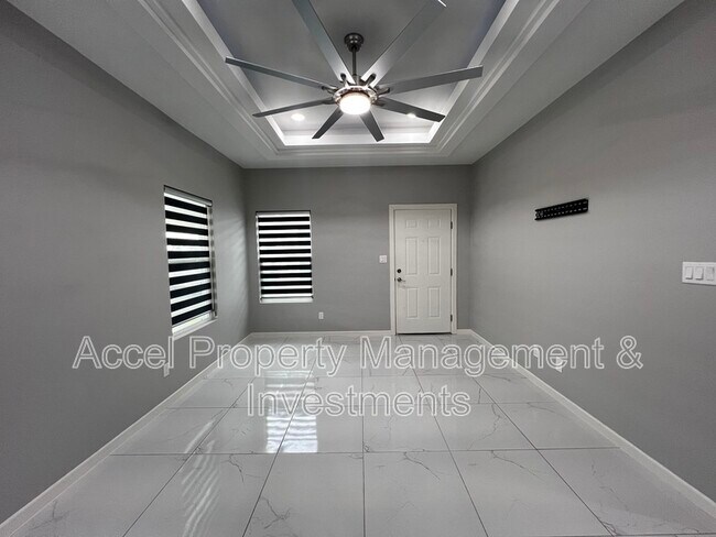 Building Photo - 1122 Country Club Drive