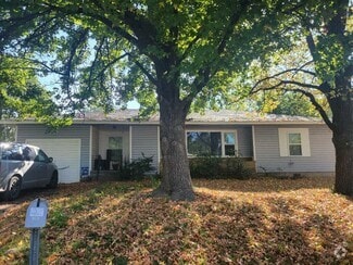 Building Photo - Picture-Perfect Living in the Heart of Bro...