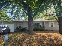 Building Photo - Picture-Perfect Living in the Heart of Bro...
