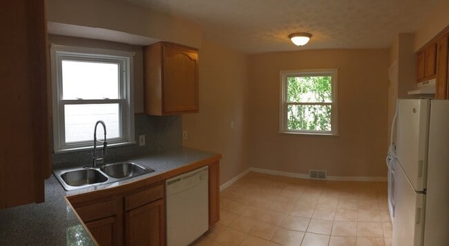 Building Photo - Charming ranch in wonderful neighborhood