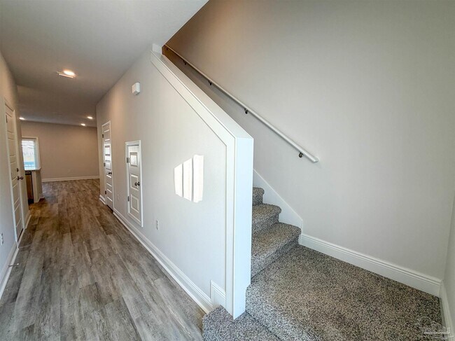 Building Photo - 710-E Giese Ln