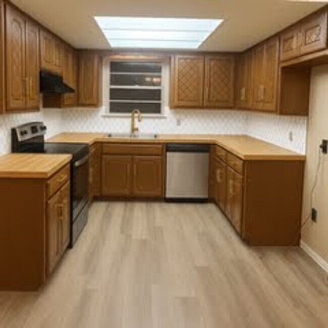 Building Photo - Charming Duplex!