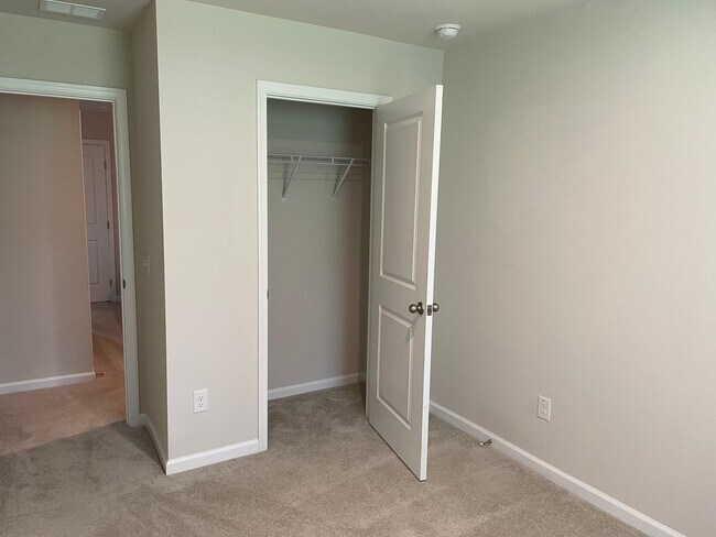 Building Photo - 3 Bedroom 2.5 Bathroom Town House in Middl...