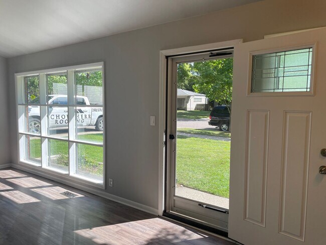 Building Photo - Rochester 3-Bedroom, 1.5 Baths, Entertainm...
