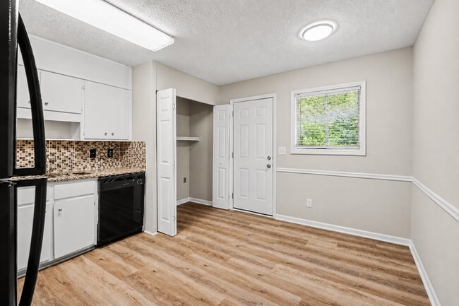 Building Photo - 2BR/1BA Duplex Conveniently Located Off Pleasant Hill & Cruse Rd!