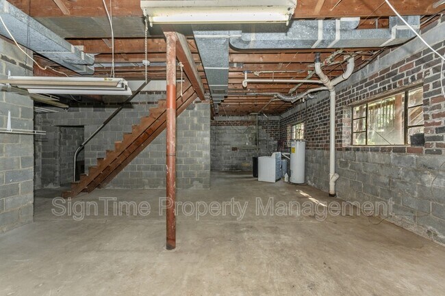 Building Photo - 826 Summit Ave