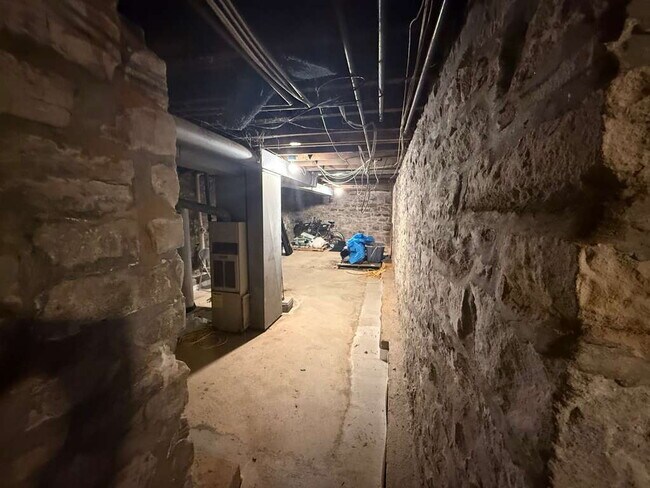 Building Photo - "Furnished Urban Oasis: Spacious 1-Bedroom in Prime St. Louis Location, SOULARD – 900 Sq Ft of Co...