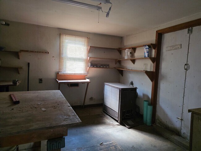Building Photo - 3 Bedroom 1.5 Bath Mobile Home. Please read Description!