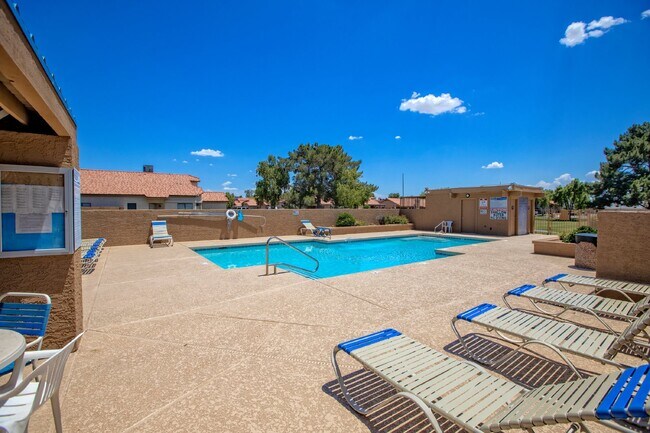 Building Photo - Beautiful home in gated community in Ahwatukee now available!