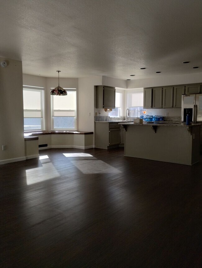 Building Photo - Executive Style Pet Friendly home