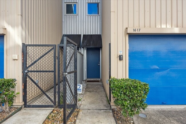 Building Photo - 1617 Tuam St