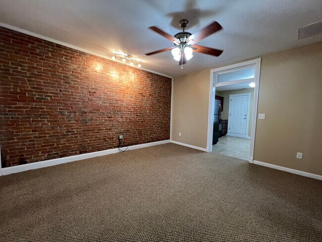 Building Photo - 512 Hampshire St