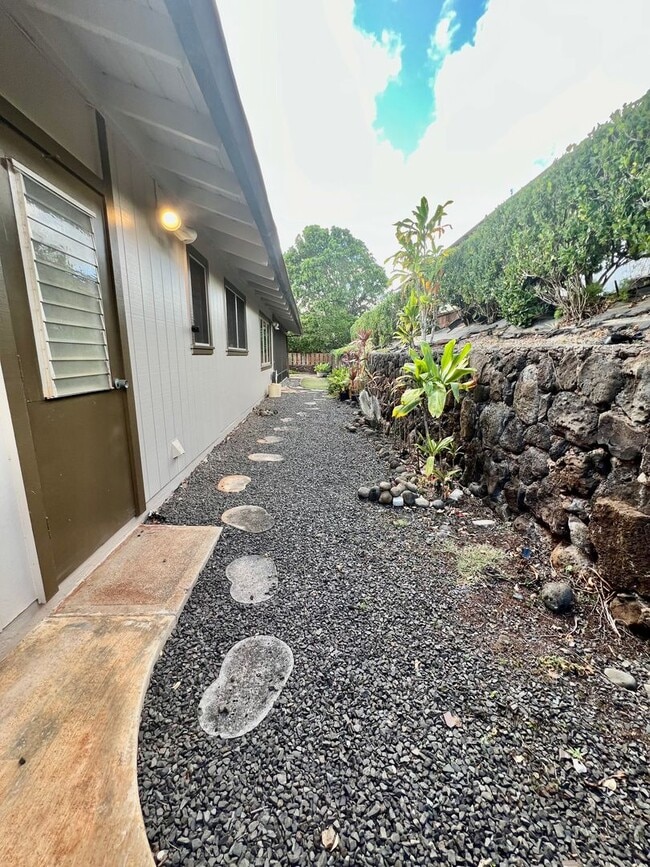 Building Photo - Spacious & Desirable 4/2/2 Single Family H...