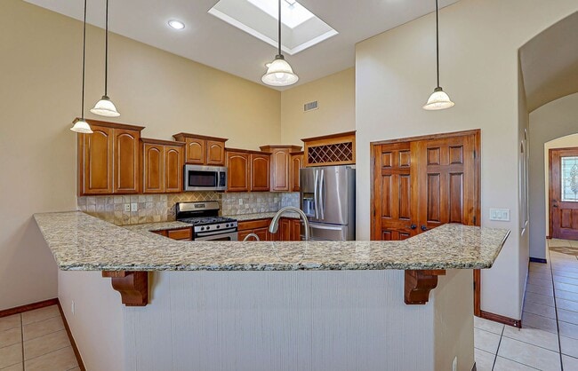 Building Photo - Beautiful Home in Sonoma Ranch with Amazin...