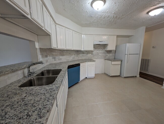 Building Photo - 16311 Thistleglen Drive