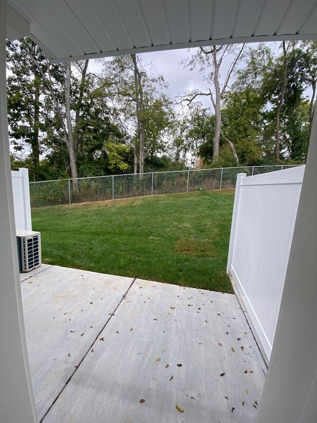 Building Photo - Brand New End Unit in Tulip Hills