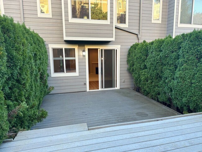 Building Photo - Beautiful 3 Bedroom Townhouse in West Linn!