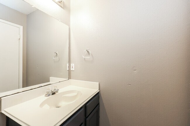 Building Photo - 2306 Old Oak Ln