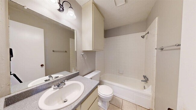 Building Photo - 704 Vassar Ct