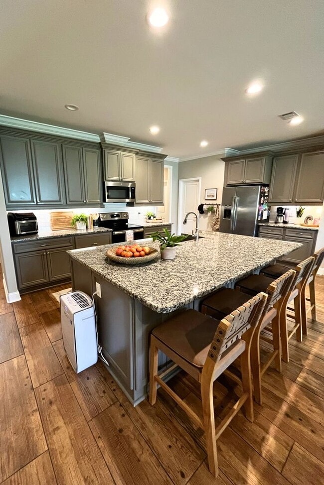 Building Photo - 3/2 with amazing community amenities!