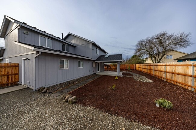 Building Photo - 5 bedroom home in Orchards - RV Parking - Central Air