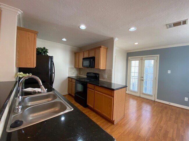 Building Photo - Beautifully maintained 3-bedroom, 3.5-bath townhome