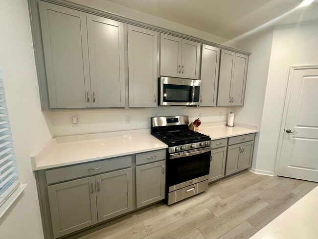 Building Photo - Looking for clean and responsible roommate