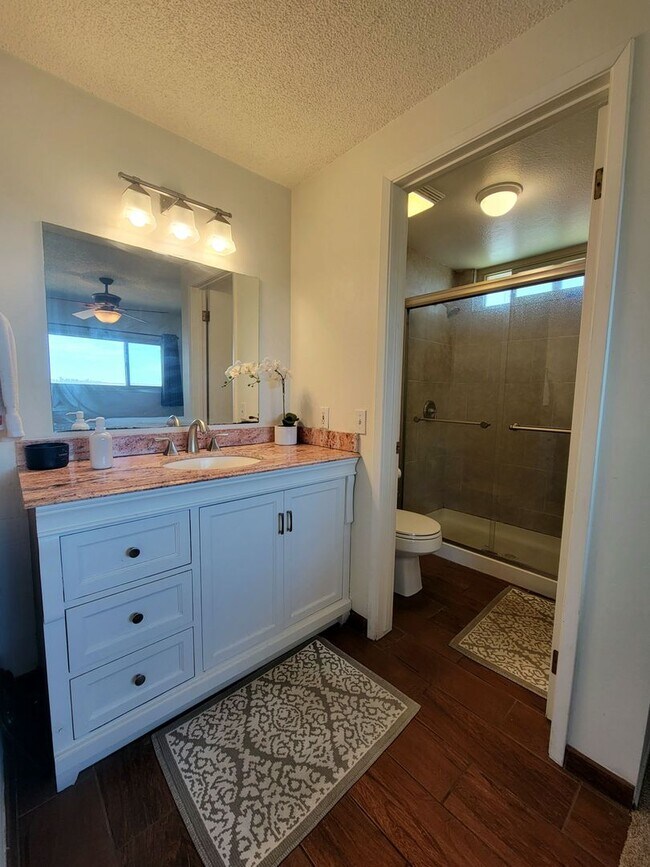 Building Photo - Darling, Move-In Ready Home in Highly Sought After Neighborhood w/ a Great View!!