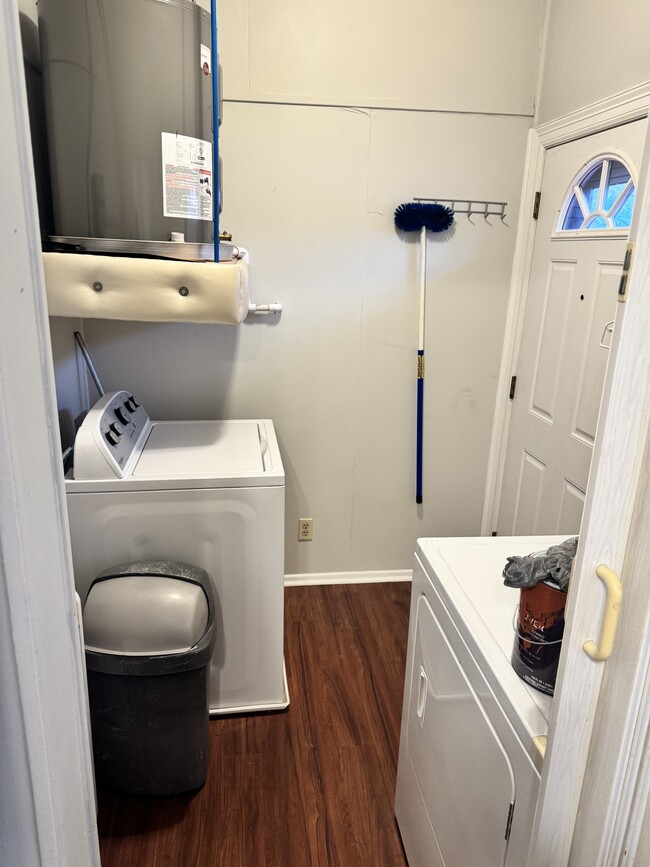 Laundry room - 711 W French Pl