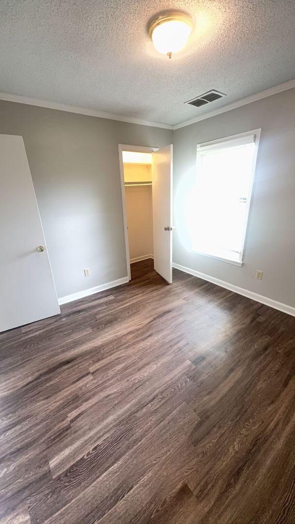 Building Photo - Charming 3 bedroom  / 2 bathroom home - Op...