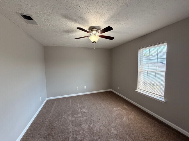 Building Photo - 3 BR, 2.5 BA, 2 Car Garage, Fenced in Backyard