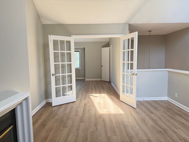 Building Photo - Bellevue!  2 Bedroom / 2 Bath House w/ Loft!  Renovated - Pet Friendly
