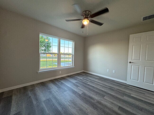 Building Photo - Desirable Silver Springs Shores - 3/2/2 **Won't Last**