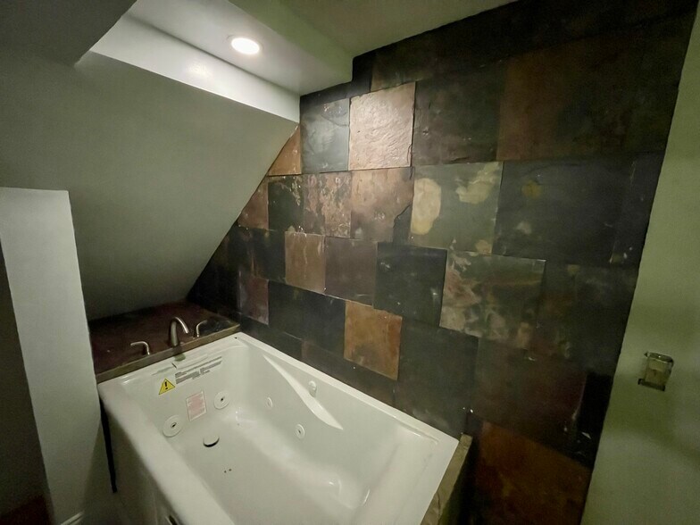 Building Photo - 24 Forest Hills Dr