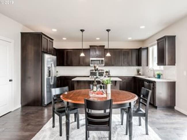 Building Photo - 4 Bedroom Home on Quiet Street w/Office on Main Level!