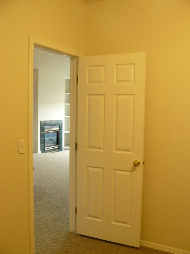 Building Photo - 2 Bedroom, 1.5 Bath Townhome