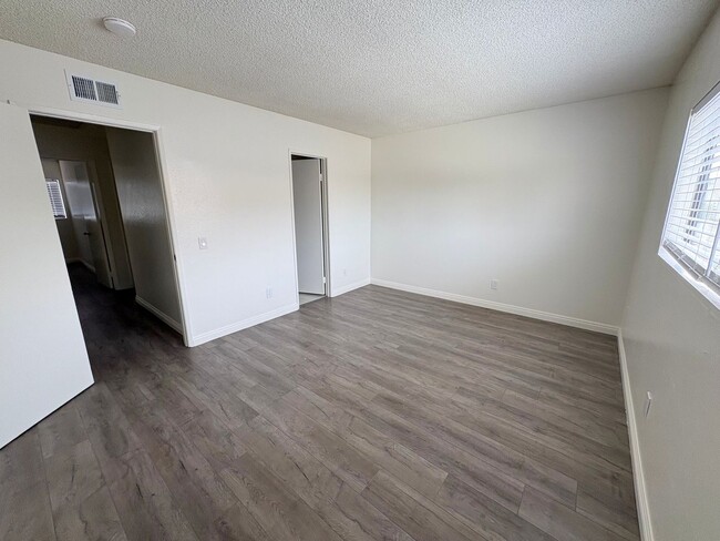 Building Photo - Newly Renovated Condo