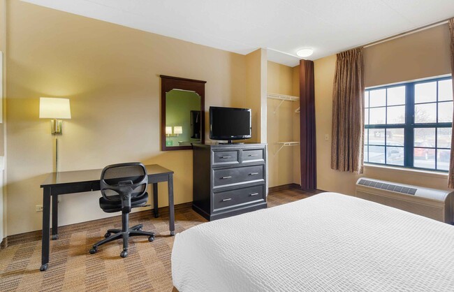 Building Photo - Furnished Studio-Chicago - Elmhurst -O'Hare