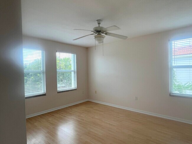 Building Photo - 917 Villa Cir