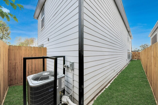 Building Photo - 2310 Wavell St