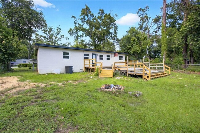 Building Photo - 4 bed 2 bath house, walk to stadium! Available August 2026